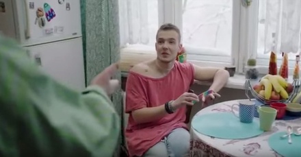 «Гей на передержке» из предвыборного вирусного видео не считает ролик гомофобным