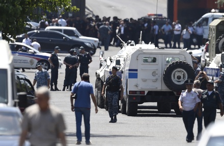 В Ереване началась спецоперация по освобождению заложников в полицейском участке
