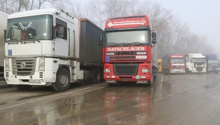 Россия приостановила транзит более 300 украинских грузовиков