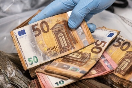 Курс евро обновил минимум за год