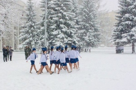 В Екатеринбурге школьницы маршировали по снегу в балетках и коротких юбках