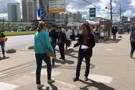 В Москве задержали двух активистов при раздаче листовок в поддержку Навального