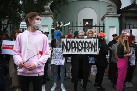 В Москве полиция оттесняет собравшихся у посольства Белоруссии