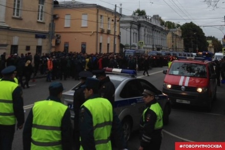 В Москве прощаются с погибшими при тушении склада восемью пожарными