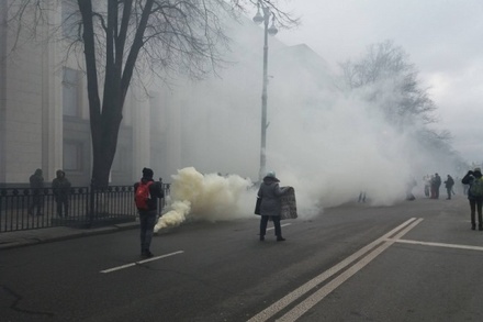Украинские националисты жгут дымовые шашки возле здания Верховной Рады