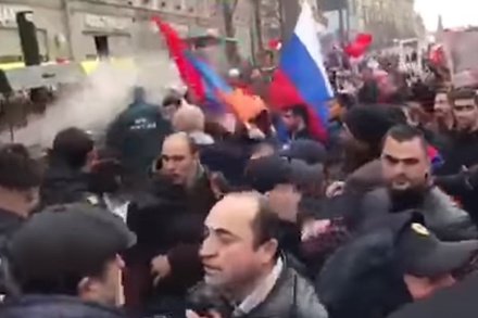 На шествии «Бессмертного полка» в Москве подрались армяне и азербайджанцы
