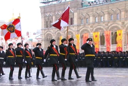 На Красной площади начался марш в честь 75-летия парада в Москве