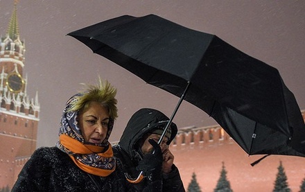 МЧС предупредило москвичей о гололедице и сильном ветре