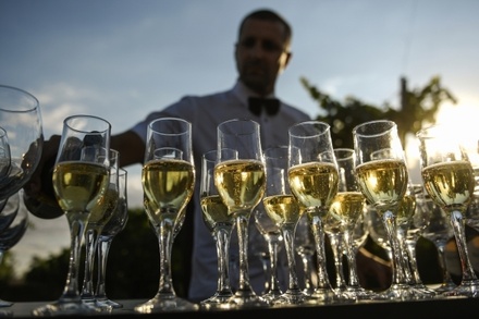 Борис Титов предупредил о риске дефицита шампанского в России