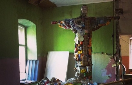 В Омске разгорелся скандал из-за сделанной из мусора скульптуры Христа 