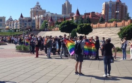 В Киеве продолжаются столкновения участников гей-парада с радикалами