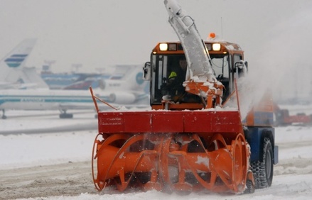 Аэропорты Москвы отчитались о штатном режиме работы, несмотря на снегопад