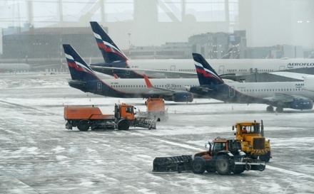 В московских аэропортах задержано и отменено около 50 рейсов