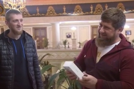 Капитан чеченской команды КВН объяснил происхождение подаренного Кадырову iPhone X