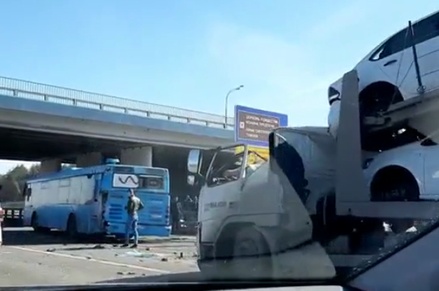 В Новой Москве столкнулись автобус, грузовик и легковой автомобиль