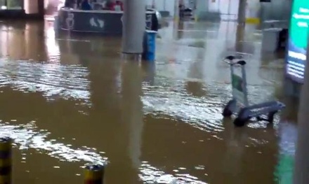В аэропорту Сочи из-за проливных дождей застряли около тысячи пассажиров