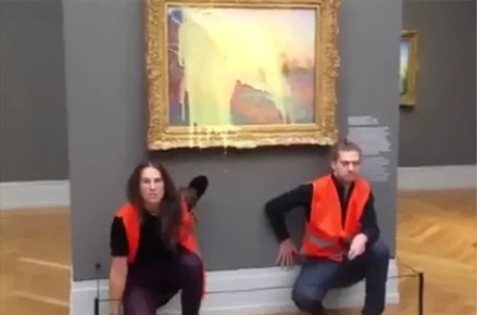 Экоактивисты облили картофельным пюре картину Клода Моне в музее Потстадама