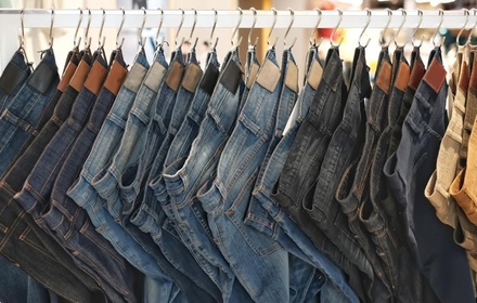 Бизнес-консультант назвала джинсы элементом рабочей одежды