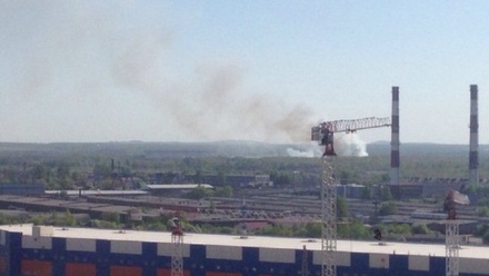 Недалеко от аэропорта Пулково загорелась несанкционированная свалка