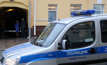 Директор коммерческой фирмы укусила полицейского в Москве