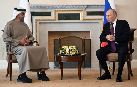 Эксперт по этикету оправдала президента ОАЭ, явившегося на встречу с Путиным в кроссовках