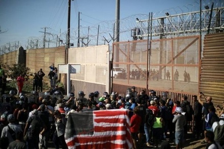 США назвали самообороной применение слезоточивого газа на границе с Мексикой
