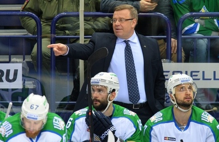 Тренер «Салавата Юлаева» предложил хоккеистам поменять самого себя