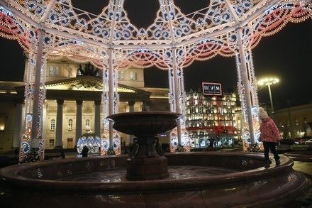 Новогодние площадки в Москве стилизуют под декорации театров