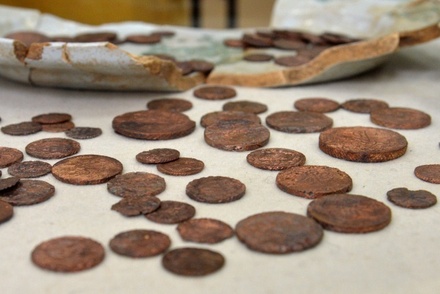 В центре Москвы нашли 97 монет времён Петра Первого