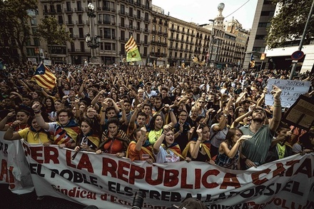 Тысячи манифестантов в Барселоне протестуют возле управления полиции Испании
