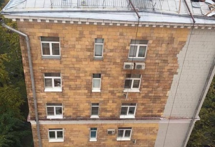 Фасад «сталинки» в Москве начали закрашивать серой краской