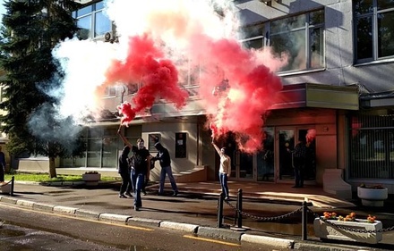 Активисты «Левого блока» зажгли дымовые шашки у здания Роскомнадзора