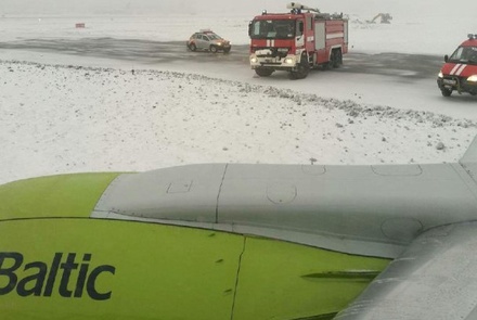 Самолёт АirBaltic выкатился на пределы взлётно-посадочной полосы в Москве