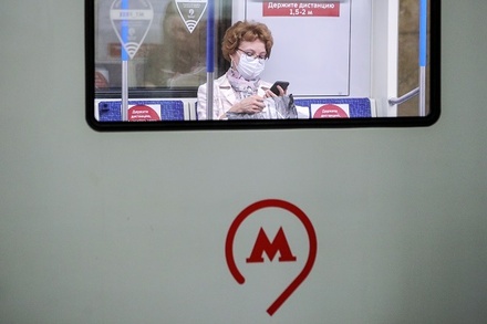 Власти Москвы объявили о снижении цены на медицинские маски в метро