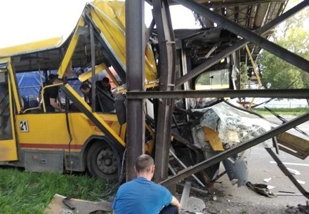 В полиции назвали причину столкновения автобуса с трубопроводом в Ижевске
