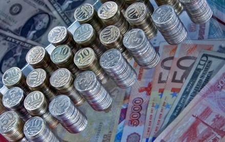 Рубль снизился к доллару и евро на Московской бирже