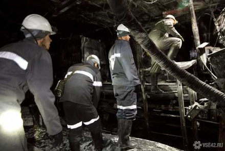 В Кузбассе заблокированным под землёй шахтёрам передали еду, воду и одеяла
