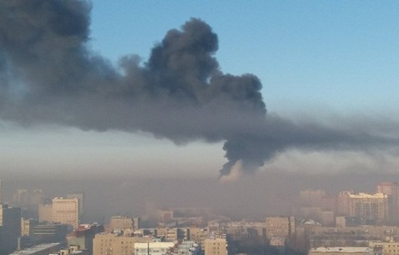 Улицы Новосибирска заволокло дымом из-за пожара на шинном складе