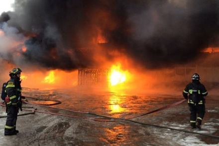 Крупный пожар в ангаре на юго-востоке Москвы потушен