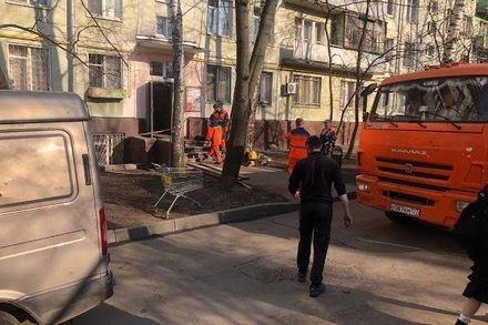 Рабочие начали устранять провал грунта у подъезда жилого дома в Москве