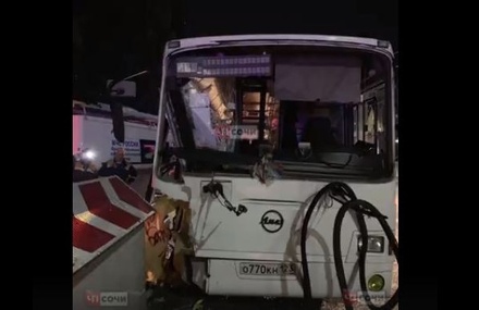 В ДТП с автобусом в Адлере пострадали восемь человек