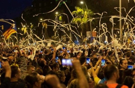Манифестанты в Барселоне забросали полицейских  туалетной бумагой