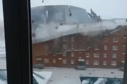 В Красноярском крае ветер сорвал крышу пятиэтажки