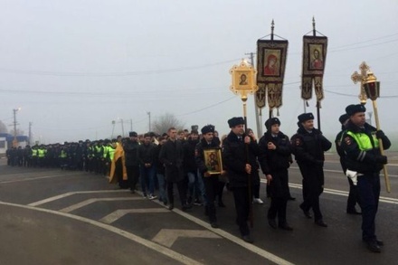 Сотрудники ГИБДД прошли крестным ходом по опасному участку трассы в Краснодаре