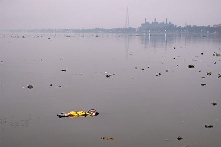 Власти Индии потребовали прекратить сброс тел умерших в Ганг