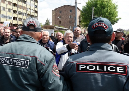 В Ереване задержали более 200 демонстрантов