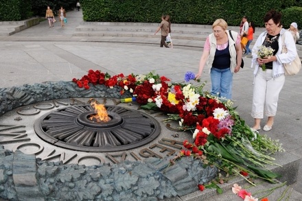 В Киеве неизвестные залили цементом Вечный огонь