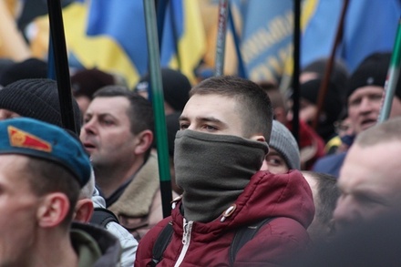 Националисты в Киеве требуют вернуть звание героя Украины Бандере и Шухевичу