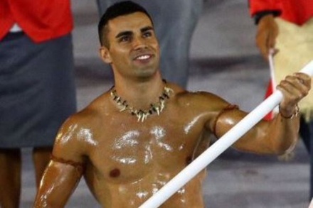 Знаменосец сборной Тонга с голым торсом стал звездой интернета