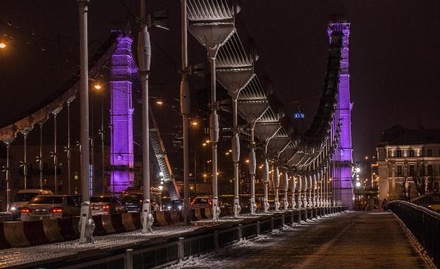 В центре Москвы человек залез на арку Крымского моста